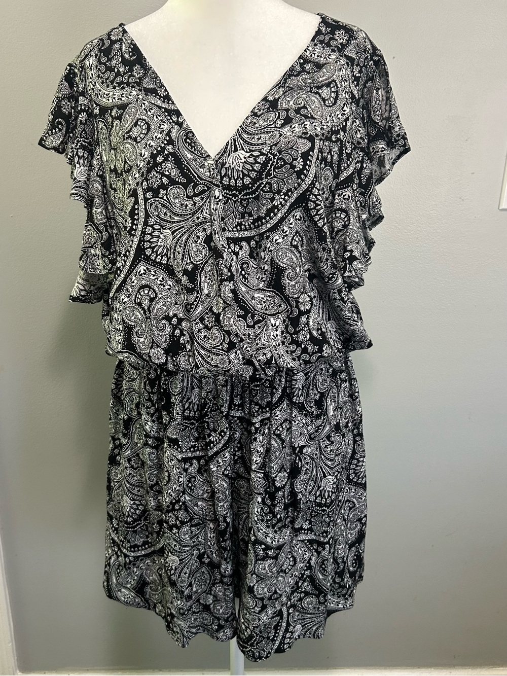 Terra & Sky Black and White Paisley Shorts Romper Swim Cover V neck 0X